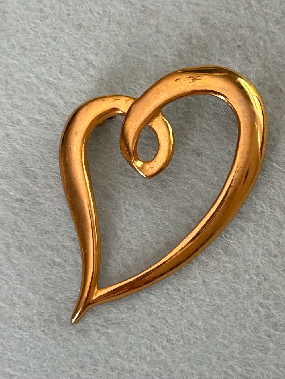 Gold tone Heart  Brooch Elegant Heart-Shaped Jewelry (2)